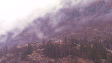 Zeitraffer-Von-Wolken-Und-Nebel,-Die-Sich-über-Einen-Fjord-In-Norwegen-Bewegen-1