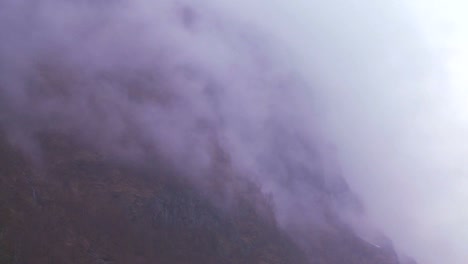 Zeitraffer-Von-Wolken-Und-Nebel,-Die-Sich-über-Einen-Fjord-In-Norwegen-Bewegen-2