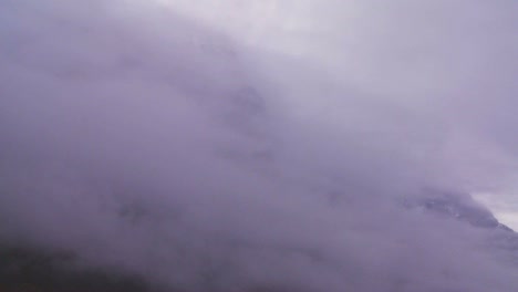 Wolken-Und-Nebel-Zeigen-Erstaunliche-Berge-Entlang-Eines-Fjords-In-Norwegen
