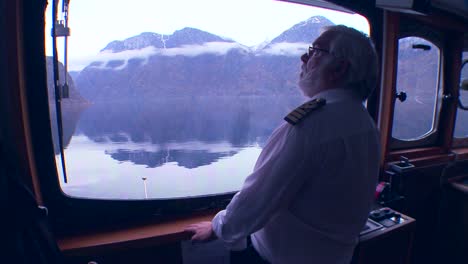 POV-Einer-Fähre-Mit-Kapitän-Am-Ruder,-Während-Sie-Durch-Mysteriösen-Nebel-Auf-Einem-Fjord-In-Norwegen-Segelt-1