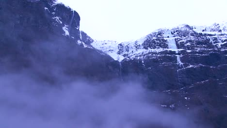 Wasserfälle-Stürzen-Von-Hohen-Klippen-In-Den-Fjorden-Norwegens
