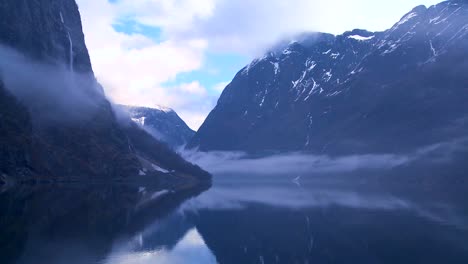 Wolken-Und-Nebel-Hängen-über-Einem-Fjord-In-Norwegen-Im-Zeitraffer-2