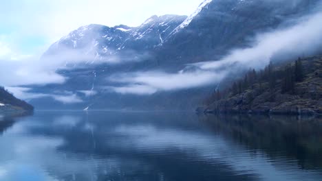 Toma-Panorámica-A-Través-De-Un-Fiordo-De-Niebla-En-Noruega