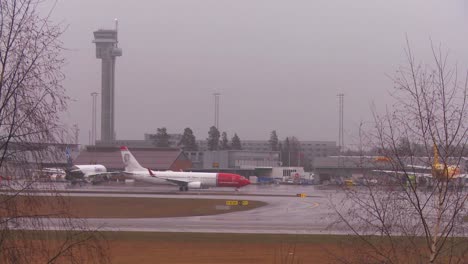 Flugzeugtaxi-Bei-Regenwetter-Auf-Einer-Flughafenpiste