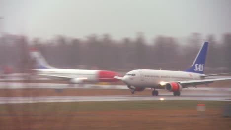 Un-Avión-Sas-Llega-Para-Aterrizar-En-Un-Aeropuerto-En-Un-Día-Lluvioso