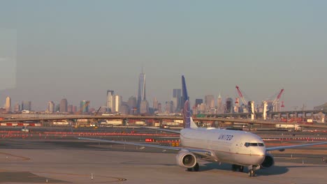 Flugzeuge-Taxi-Am-Newark-Airport-Mit-Manhattan-Skyline-Hintergrund