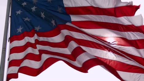 Eine-Amerikanische-Flagge-Weht-In-Zeitlupe-Mit-Der-Sonne-Hinter-1