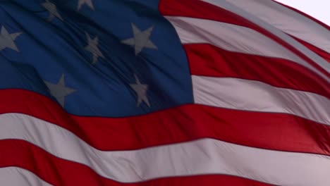 Una-Bandera-Americana-Ondea-En-Cámara-Lenta-Con-El-Sol-Detrás-De-2