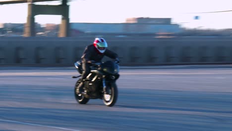 Ein-Fahrer-Führt-Erstaunliche-Stunts-Auf-Einem-Motorrad-Aus