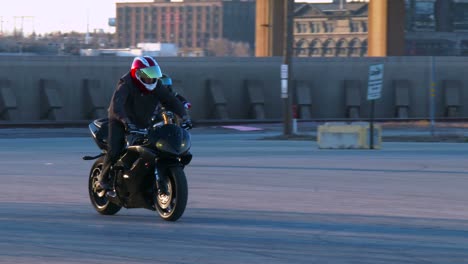 Los-Ciclistas-Realizan-Increíbles-Acrobacias-En-Motocicletas-En-Cámara-Lenta.