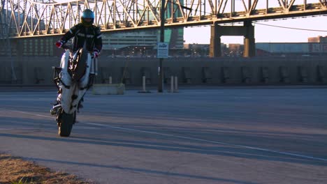 Un-Piloto-Realiza-Acrobacias-Increíbles-En-Una-Motocicleta-En-Cámara-Lenta-4