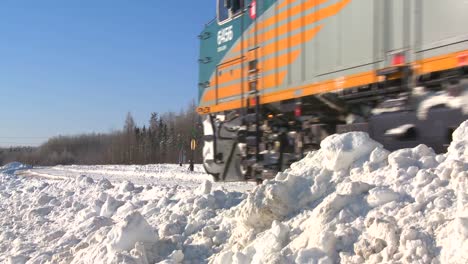 Un-Tren-De-Pasajeros-Via-Rail-Canadá-Pasa-En-La-Nieve-1