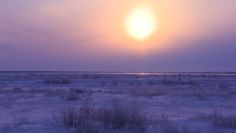 Sonnenuntergang-Oder-Sonnenaufgang-über-Der-Gefrorenen-Arktischen-Tundra