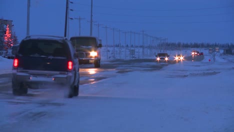 Fahrzeuge-Fahren-Auf-Einer-Vereisten,-Verschneiten-Straße-In-Churchill-Manitoba-Kanada-Hudson-Bay-1
