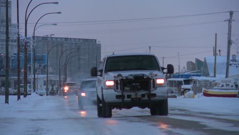 Fahrzeuge-Fahren-Auf-Einer-Vereisten,-Verschneiten-Straße-Bei-Churchill-Manitoba-Kanada-Hudson-Bay-2