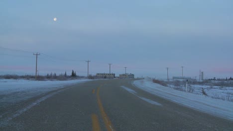 Der-Mond-Geht-Hinter-Einer-Zugefrorenen-Autobahn-über-Die-Tundra-Auf