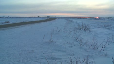 Eine-Zugefrorene-Autobahn-Durch-Die-Tundra
