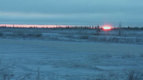 Die-Sonne-Geht-Hinter-Einer-Zugefrorenen-Autobahn-über-Die-Tundra-Auf