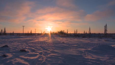 Sonnenaufgang-über-Gefrorener-Tundra-In-Der-Arktis-2