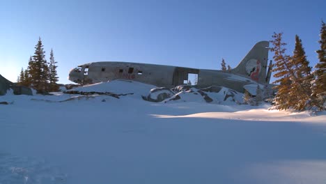 Ein-Abgestürztes-Flugzeug-Sitzt-Auf-Einem-Gefrorenen,-Verschneiten-Berghang-In-Der-Arktis-2
