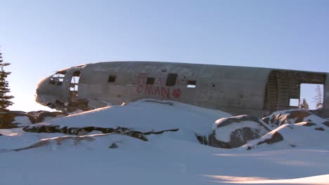 Ein-Abgestürztes-Flugzeug-Sitzt-Auf-Einem-Gefrorenen,-Verschneiten-Berghang-In-Der-Arktis-3