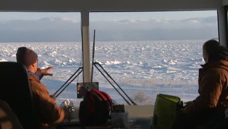 Ver-A-Través-Del-Parabrisas-De-Un-Buggy-De-Tundra-Sobre-Orugas-árticas-Mirando-La-Extensión-Congelada-De-La-Bahía-De-Hudson,-Canadá