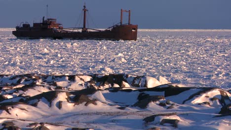 Un-Barco-Se-Encuentra-Atrapado-En-El-Hielo-De-La-Congelada-Bahía-De-Hudson,-Churchill,-Manitoba,-Canadá