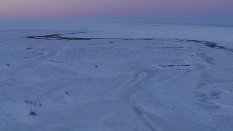 Una-Antena-Sobre-La-Región-ártica-Congelada-De-La-Bahía-De-Hudson,-Canadá-Al-Atardecer-O-Al-Amanecer-2