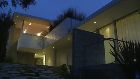 Exterior-De-Una-Casa-De-Arquitectura-Moderna-Al-Anochecer-O-Noche-2