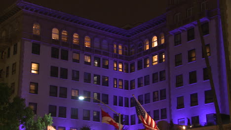 Verkehr-Vorbei-Vor-Dem-Luxuriösen-Beverly-Wilshire-Hotel-In-Los-Angeles-In-Der-Nacht