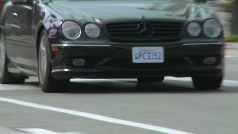 Un-Mercedes-Negro-Conduce-Por-Una-Calle-De-Los-Angeles-1