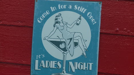 Un-Cartel-Anuncia-La-Noche-De-Las-Mujeres-En-Un-Bar.