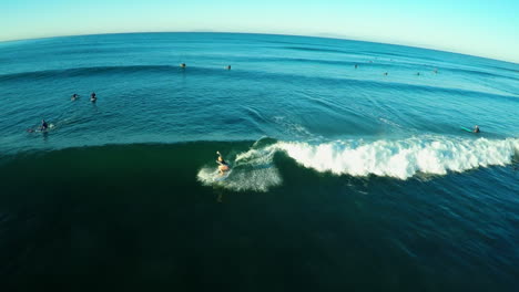 Eine-Luftaufnahme-Eines-Surfers,-Der-Auf-Den-Wellen-Reitet-2