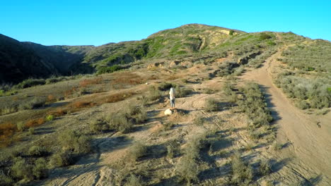 Hermosa-Toma-Aérea-Sobre-Las-Colinas-Del-Sur-De-California-Con-Un-Fotógrafo-En-Primer-Plano-1