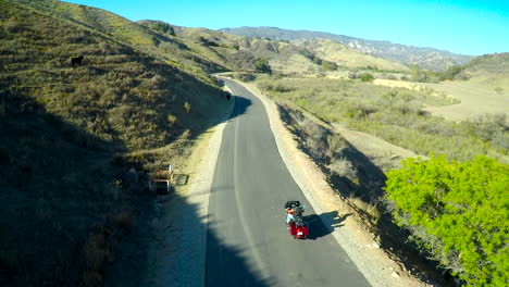 Una-Hermosa-Toma-Aérea-Sobre-Muchos-En-Su-Motocicleta-Harley-En-La-Carretera.
