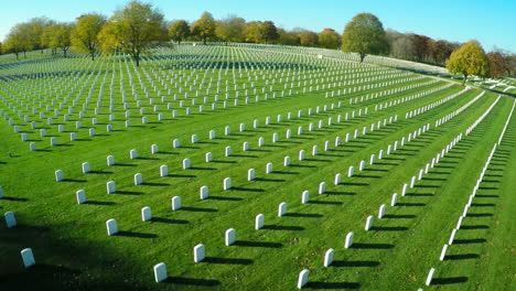 Eine-Antenne-über-Einem-Riesigen-Friedhof-Aus-Grabsteinen-Ehrt-Amerikas-Veteranen-2