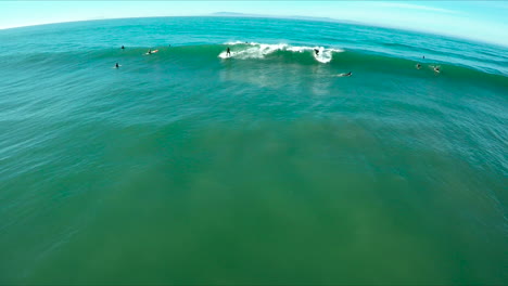 Antennen-über-Surfern,-Die-Wellen-An-Einem-Strand-In-Südkalifornien-Reiten-3