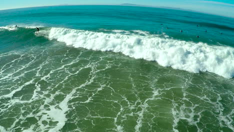 Antennen-über-Surfer,-Die-Wellen-An-Einem-Strand-In-Südkalifornien-Reiten-5