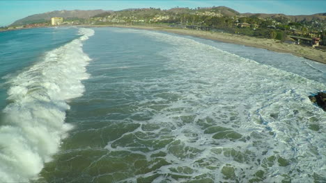 Antenne-über-Einer-Generischen-Kalifornischen-Küste-Mit-Brechenden-Wellen