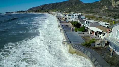 Antennen-über-Wellen,-Die-Während-Eines-Großen-Sturms-In-Die-Kalifornische-Küste-Krachen-1