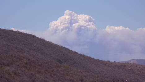 Zeitraffer-Einer-Riesigen-Rauchfahne-Von-Waldbränden-In-Den-Santa-Ynez-Bergen-Kalifornien