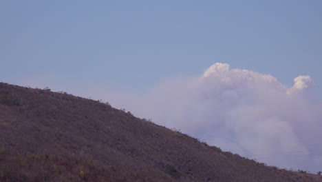 Zeitraffer-Einer-Riesigen-Rauchwolke-Von-Waldbränden-In-Den-Santa-Ynez-Bergen,-Kalifornien-1