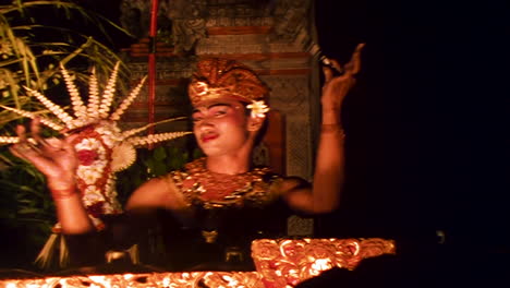 Un-Montaje-De-Bailes-Balineses-Y-Gamelan-Jugando-Desde-Bali,-Indonesia.