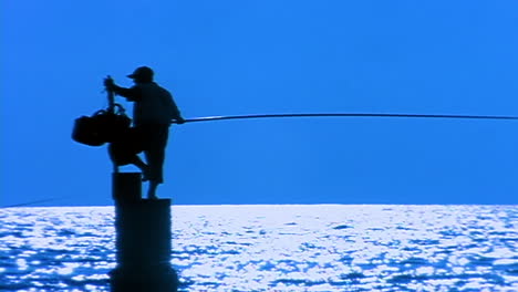Un-Pescador-Se-Encuentra-En-Silueta-Contra-El-Mar-Mediterráneo-En-Beirut,-Líbano-1