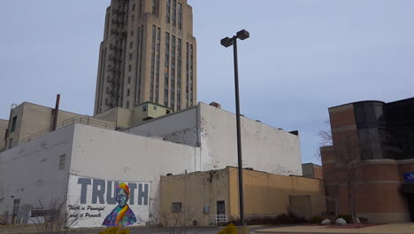 Ein-Wandgemälde-Sagt-Die-Wahrheit-An-Einer-Wand-Unter-Einem-Hohen-Gebäude-In-Der-Innenstadt-In-Battle-Creek-Michigan