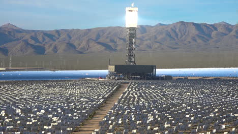 Die-Riesige-Solaranlage-Ivanpah-In-Der-Kalifornischen-Wüste-Erzeugt-Strom-Für-Amerika