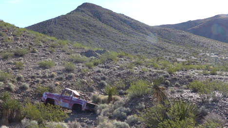 Una-Camioneta-Abandonada-Se-Oxida-En-El-Desierto-De-Mojave.