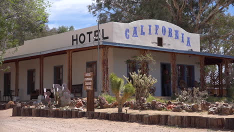 Un-Antiguo-Edificio-De-Adobe-Dice-Hotel-California-En-La-Ciudad-De-Nipton-En-El-Desierto-De-Mojave