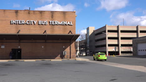 Aufnahme-Eines-Überlandbusbahnhofs-In-Reading-Pennsylvania