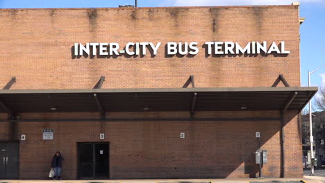 Toma-De-Establecimiento-De-Una-Terminal-De-Autobuses-Interurbanos-En-Reading-Pennsylvania-1